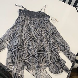 Brand new ADRIANNA PAPELL cocktail dress with sequence detail size 6